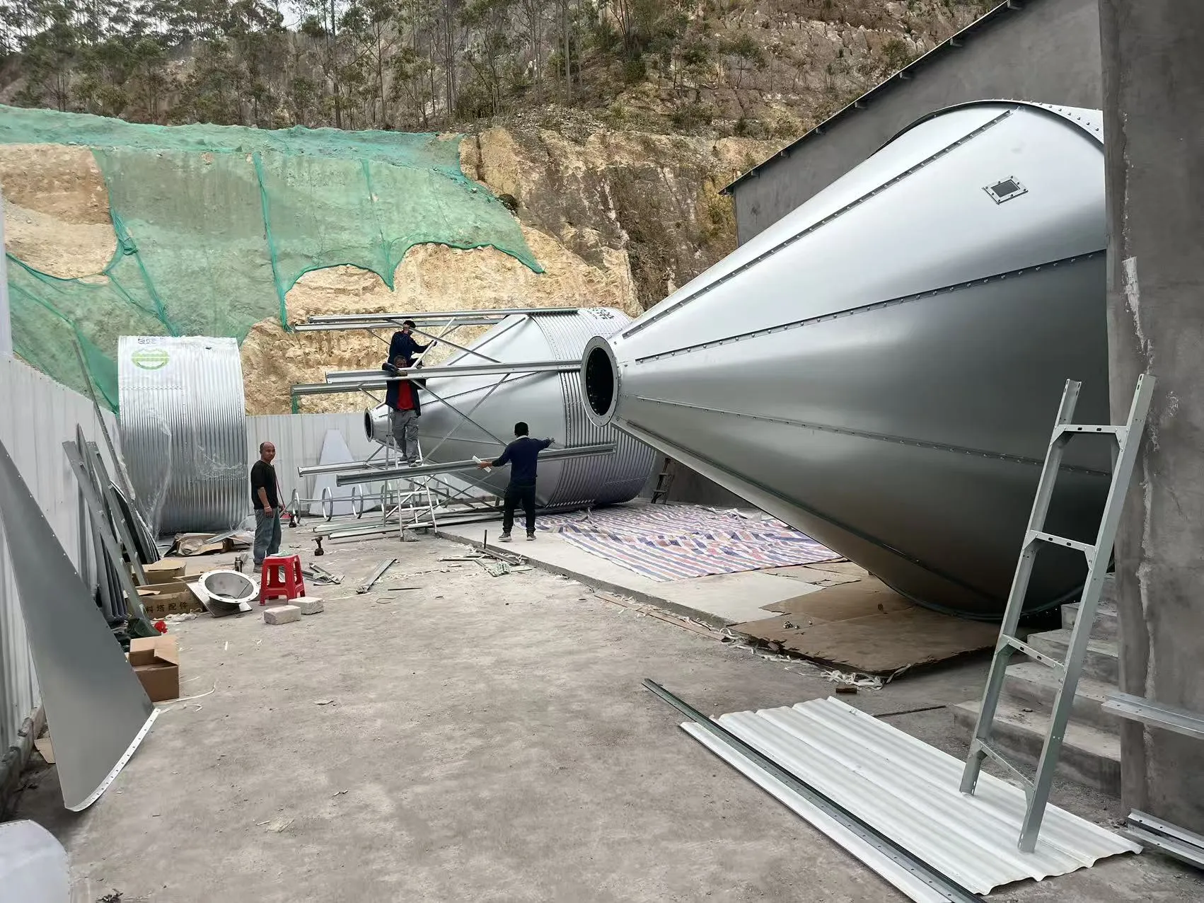 गुआंग्डोंग में डेबाब्रदर का बड़े पैमाने पर सुअर फार्म परियोजना निर्माणाधीन है, जिसकी अनुमानित क्षमता प्रति वर्ष 300,000 पिगलेट है।
